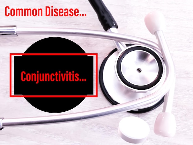 Choroba powszechna Termin zapalenia spojówek ze stetoskopem i lekami. Medyczny obraz koncepcyjny