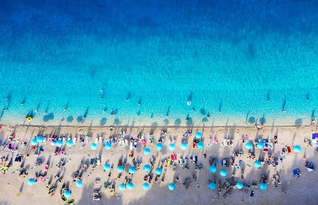 Chorwacja Widok z lotu ptaka na plaży z parasolami Plaża i lazurowa woda Lato w tle Obraz podróży i relaksu