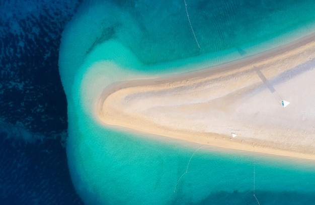 Chorwacja Wyspa Hvar Bol Panoramiczny widok z lotu ptaka na plażę Zlatni Rat i morze z powietrza Słynne miejsce w Chorwacji Letni krajobraz z drona Zdjęcie z podróży