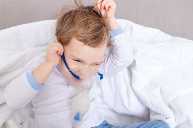 Chory Chłopiec Dziecko Zdejmuje Inhalator, Nie Chce Być Leczony W Domu, Koncepcja Zdrowia I Leczenia Inhalacyjnego