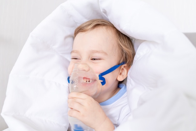 Chory Chłopiec Z Inhalatorem Leczy Gardło W Domu, Pojęcie Zdrowia I Leczenia Inhalacyjnego