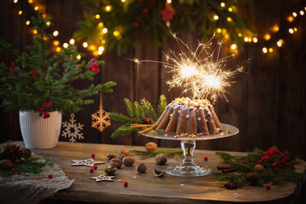 Christmas cake ahd jodła oddział na ciemnej drewnianej ścianie