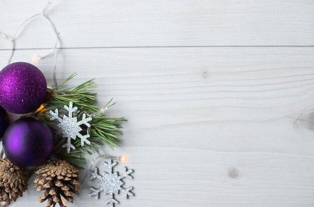 Christmass flatlay zabawki choinkowe i srebrne drewniane płatki śniegu.