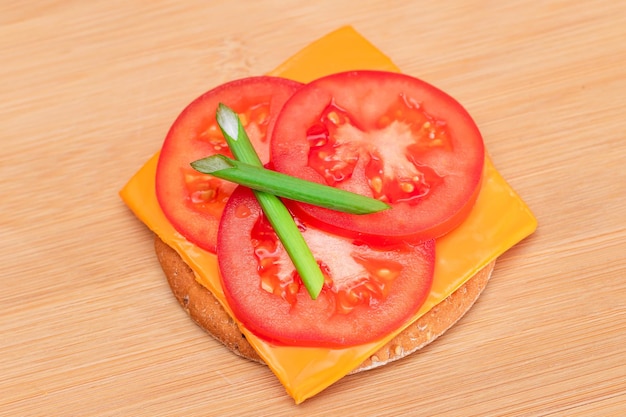 Chrupiąca Kanapka Z Krakersami Z Serem Pomidorowym I Zieloną Cebulką