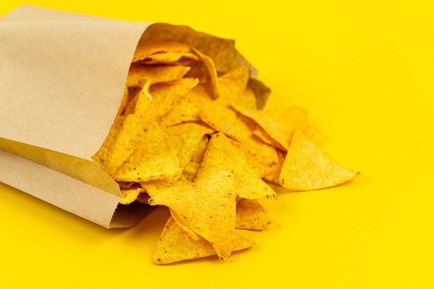 Chrupiące chipsy nachos w papierowej torbie dla wygody.