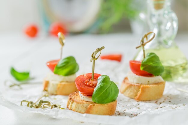 Chrupiące Crostini Z Mozzarellą I Pomidorem Na Przekąskę