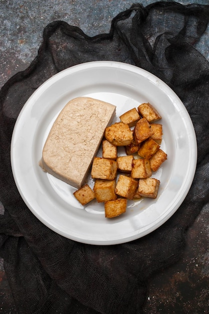 Zdjęcie chrupiące, głęboko smażone kostki tofu na małym naczyniu