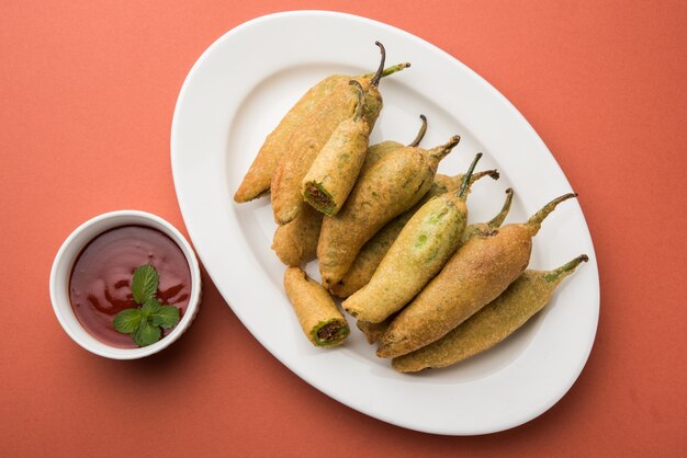 Chrupiące Zielone Chilli Pakora lub Mirchi Bajji, podawane z ketchupem. Jest to popularna przekąska na herbatę z Indii, szczególnie w Monsoon. Selektywne skupienie