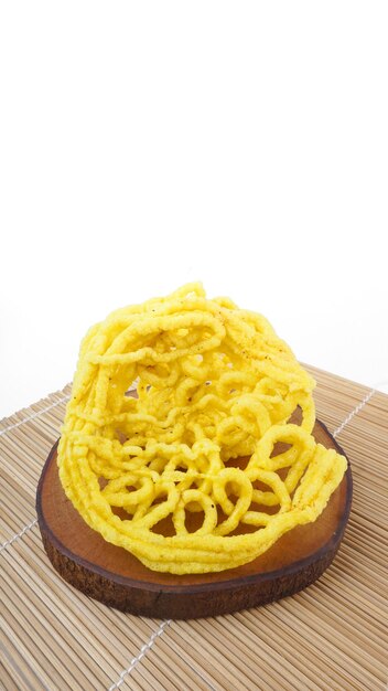 Chrupiące żółte krakersy o pikantnym smaku można spożywać jako przekąskę lub dodatek do dania głównego