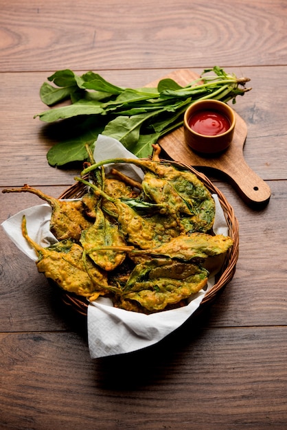 Chrupiący Palak lub Szpinak Placek z liści znany również jako pakoda lub pakoda, bhaji a lub bajji