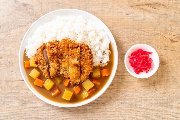 Chrupiący smażony kotlet wieprzowy z curry i ryżem