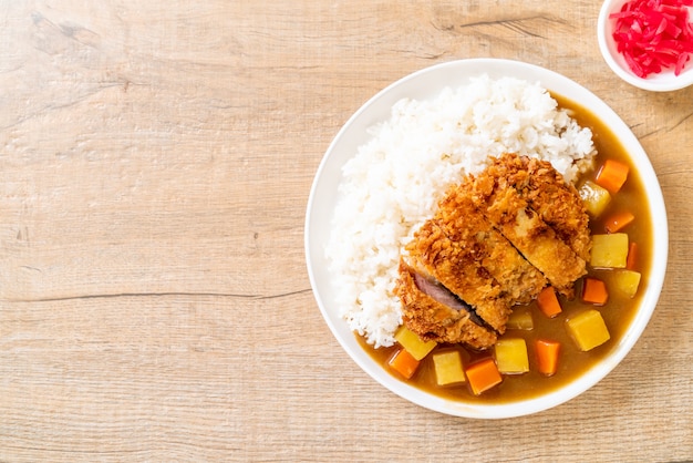 Chrupiący smażony kotlet wieprzowy z curry i ryżem