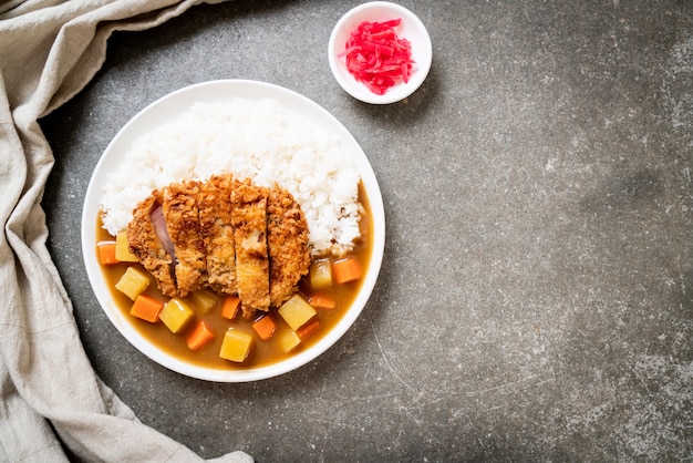 Chrupiący smażony kotlet wieprzowy z curry i ryżem