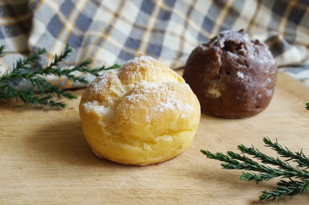 Zdjęcie chrupki kremowe choux i ciastka brownie