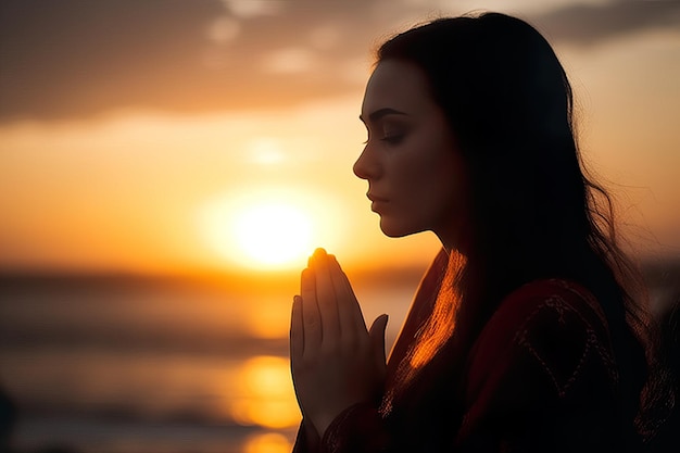 Chrześcijańska dziewczyna modli się o zachodzie słońca