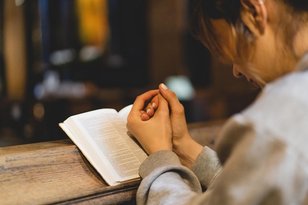 Chrześcijańska Kobieta Czytająca Biblię W Starożytnej świątyni Katolickiej Czytająca Biblię świętą W świątyni Koncepcja Duchowości Wiary I Religii Koncepcja Marzeń O Nadziei Na Pokój