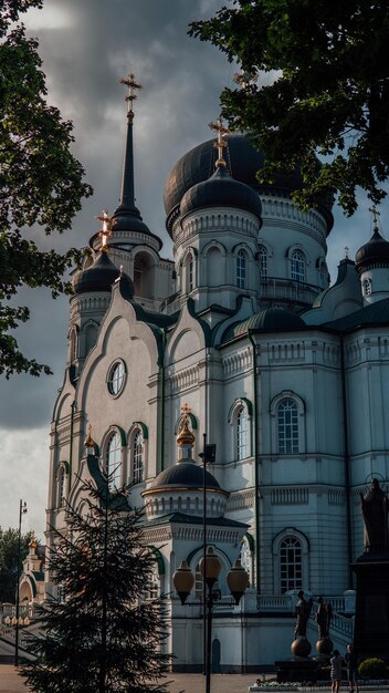 Chrześcijański kościół ze złotymi krzyżami Chrześcijańska świątynia w Rosji Kościół Chrześcijańskiego Kościoła jest pomnikiem rosyjskiej duchowej i religijnej tradycji architektonicznej oraz prawosławia