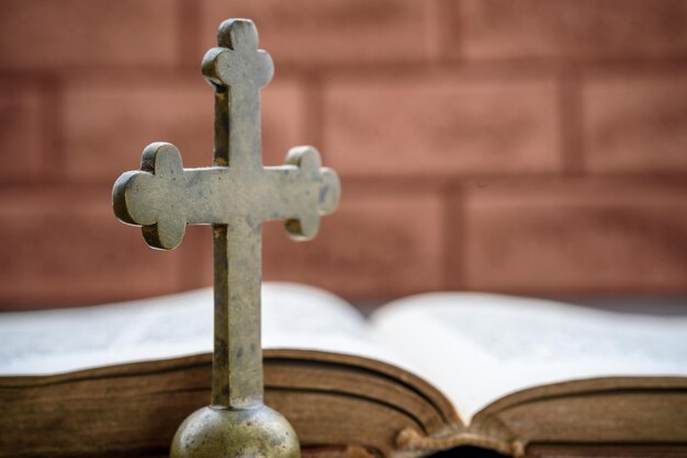 Chrześcijański krzyż i księga liturgiczna
