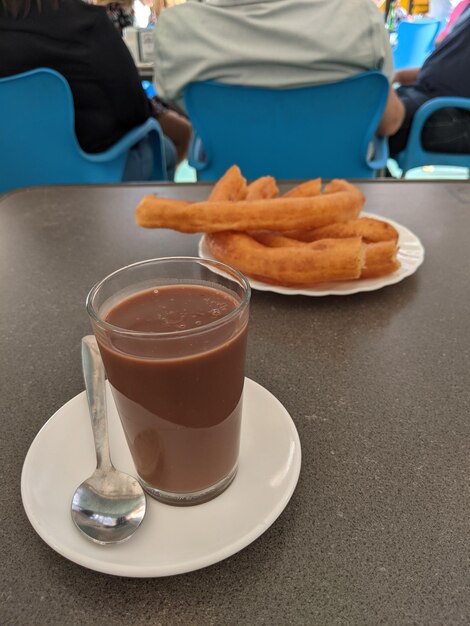 Churros i gorąca czekolada w barze