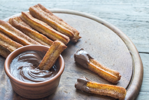 Zdjęcie churros - słynny hiszpański deser z sosem czekoladowym