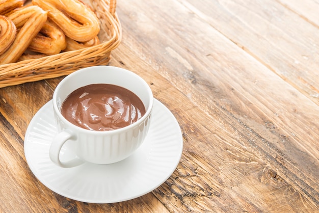 Churros z czekoladą typowo słodki hiszpański