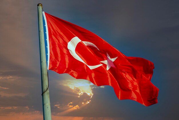 Zdjęcie chwalebna turecka flaga macha na wietrze