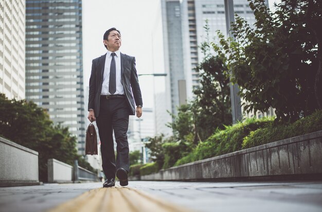 Chwile Starszy Mężczyzna Biznesu Na Ulicach Tokio