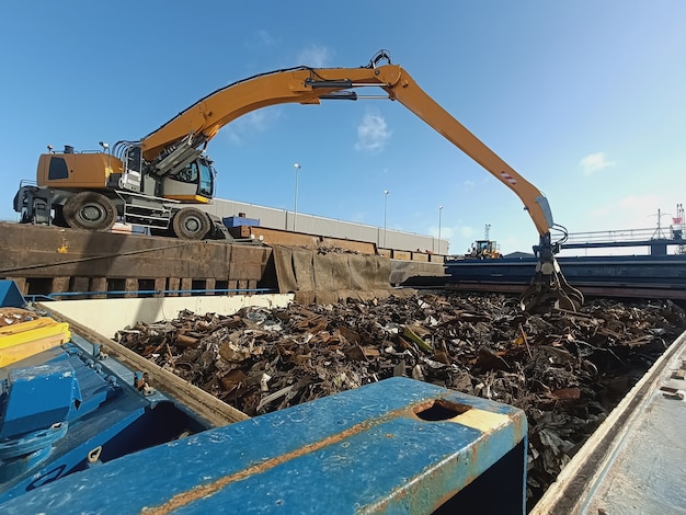 Chwytak Do Załadunku I Rozładunku Dźwig Rozładowuje Metalowe I Metalowe Odpady Do Recyklingu Ze Statków,