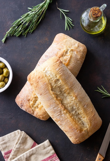 Ciabatta na zardzewiałym tle Włoskie jedzenie Chleb Jedzenie wegetariańskie