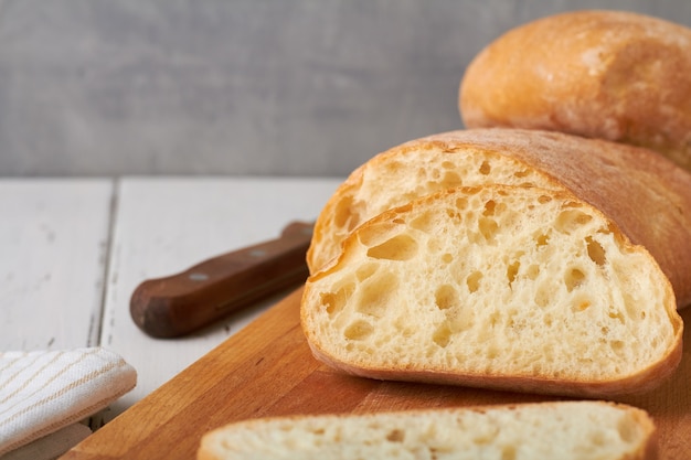 Ciabatta to włoski biały chleb z mąki pszennej woda sól drożdżowa oliwa z oliwek na białym tle