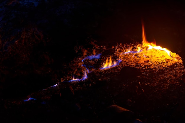 Ciągle płonący ogień w miejscu emisji gazu ziemnego na górze Chimaera (Yanartas) w Turcji, nocny widok