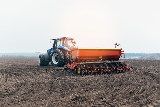 Ciągnik na polu uprawa wsi i wsi siew na wiosnę agronom na kombajnie A