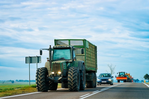 Ciągnik rolniczy na autostradowej drodze Polski.