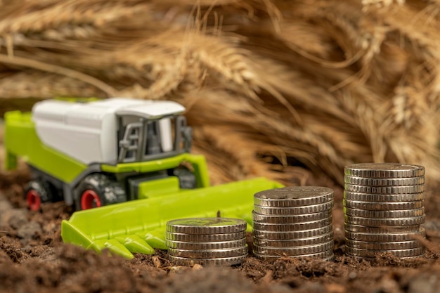 Zdjęcie ciągnik z pieniędzmi na tle kłosków pszenicy eksport zboża i rolnictwa rosnące ceny produktów rolnych