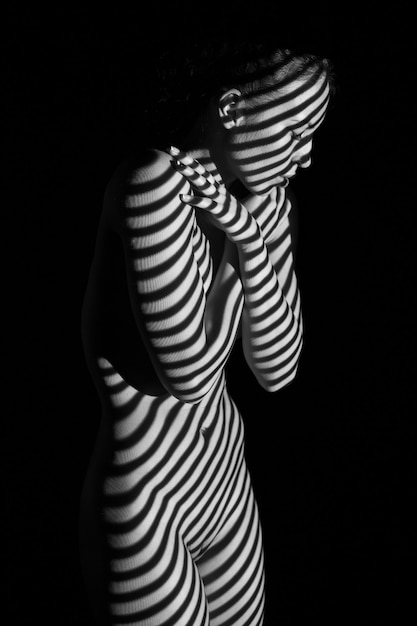 Ciało kobiety w czarno-białe paski zebry