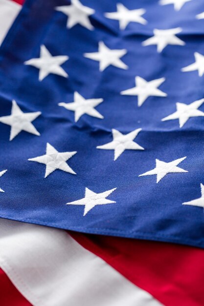 Ciasne zbliżenie gwiazd i pasków amerykańskiej flagi.