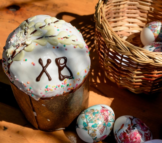 Zdjęcie ciasta wielkanocne i jajka w koszyku w dzień wielkanocy