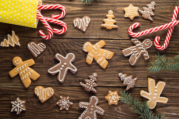 Ciasteczka Chrismas i laski cukierków na drewniane tła. Wakacyjny nastroj. Sosna. Widok z góry.