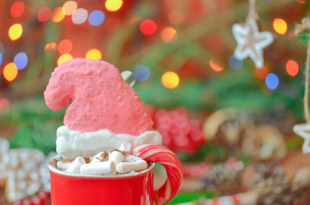 Ciasteczka dla Świętego Mikołaja Ciasteczka Świętego Mikołaja w czerwonym kapeluszu i gorąca czekolada