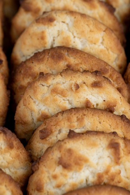 ciasteczka kokosowe w pakowane w pudełko ciasteczek z mąki pszennej z dodatkiem wiórków kokosowych