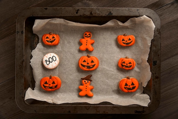 Ciasteczka na Halloween leżą w formie do pieczenia Duchy i pierniczki dyniowe Widok z góry Pyszne słodycze