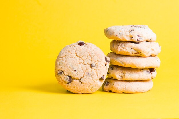 Ciasteczka na żółtym tle, chip cookie z kawałkami czekolady