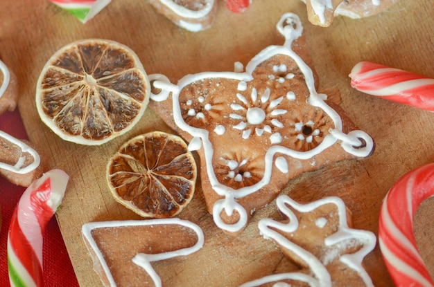Ciasteczka piernikowe suszone pomarańcze przyprawy i lampki świąteczne