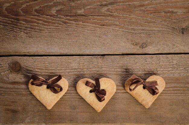 Ciasteczka serca na drewnianym