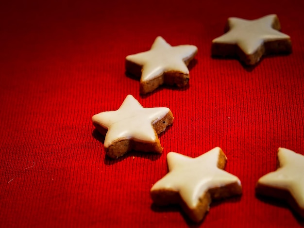Zdjęcie ciasteczka w kształcie gwiazdy na czerwonej tkaninie