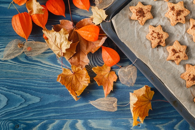Ciasteczka w kształcie jesiennego liścia klonu w jesiennej dekoracji
