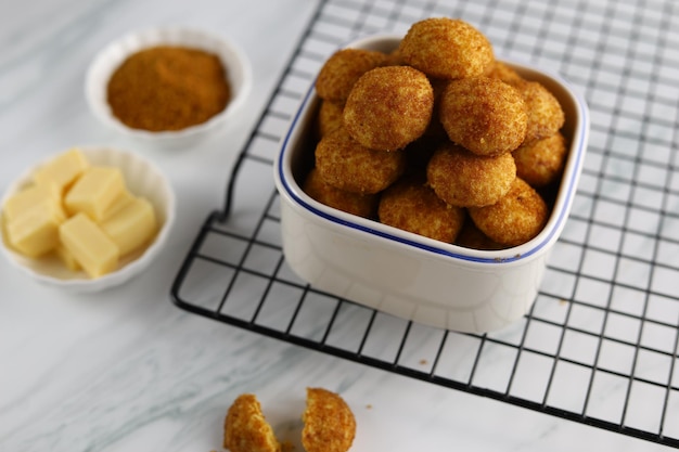 Ciasteczka w kształcie kulki z serem palmowym to ciasteczka wykonane z mąki z granulowanego sera parmezan cukrowego