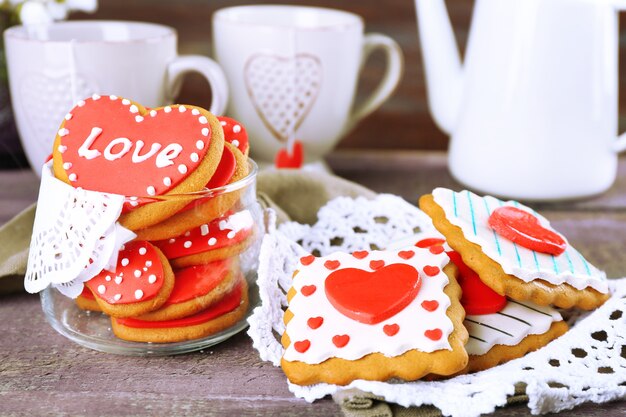 Ciasteczka W Kształcie Serca Na Walentynki, Czajnik I Filiżanki Na Kolorowym Drewnianym Tle