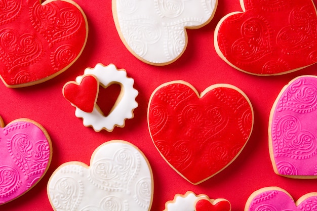 Ciasteczka w kształcie serca na Walentynki na czerwonym tle