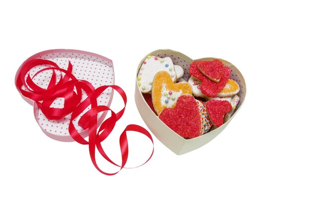 Ciasteczka w kształcie serca ozdobione wstążką na Walentynki na białym tle